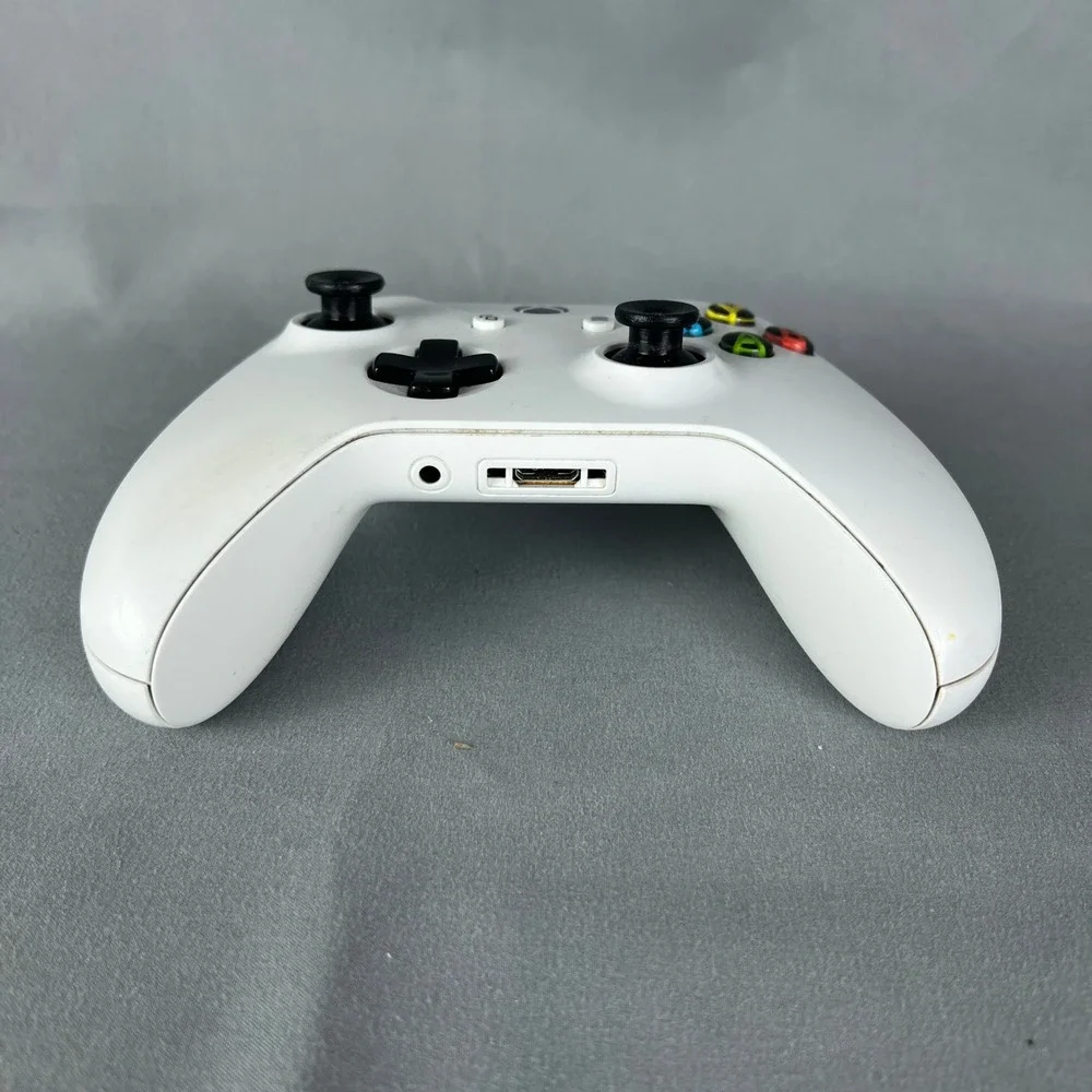Xbox One Wireless Controller Robot White Battery Powered Bluetooth Connectivity